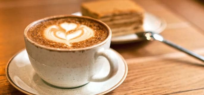 Caffé latte macchiato s příchutí a zákusek 
