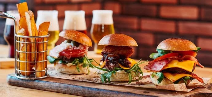 Pro 1 osobu: 1× burger, 1× pivní prkénko