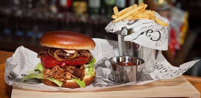 1× burger, hranolky a BBQ dresink 