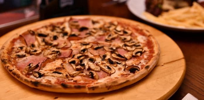 1× pizza dle výběru (průměr 32 cm)