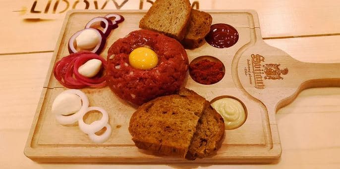 300 g tataráku z hovězí roštěné a zlatavé topinky