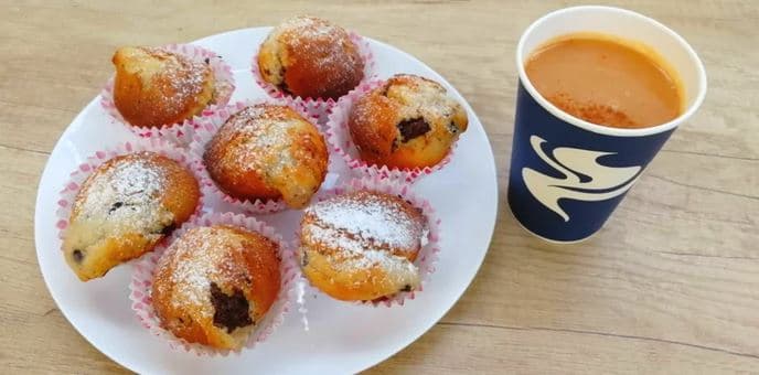 Horká jablečná šťáva se skořicí a muffin