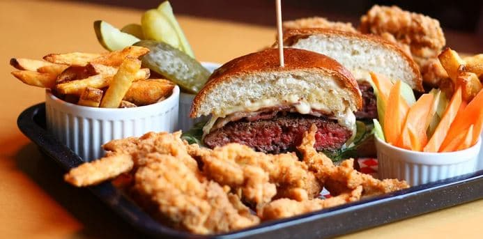 Burger, stripsy a křidélka s hranolky