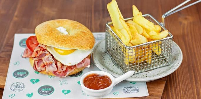 Bacon bagel (300 g) + hranolky (150 g) nebo salát