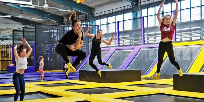 Hodinový vstup na trampolíny v JumpParku