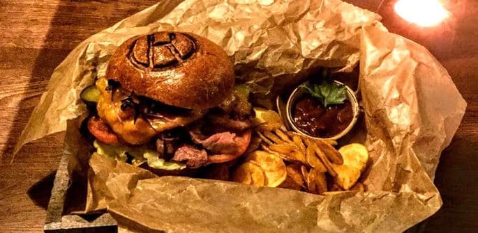 Beef burger, BBQ omáčka a bramborové chipsy