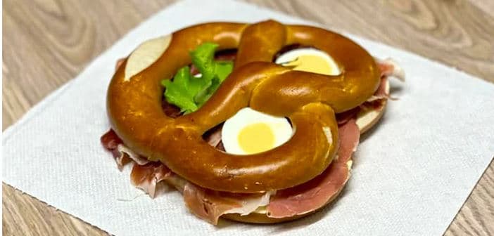 Plněný preclík podle výběru a espresso
