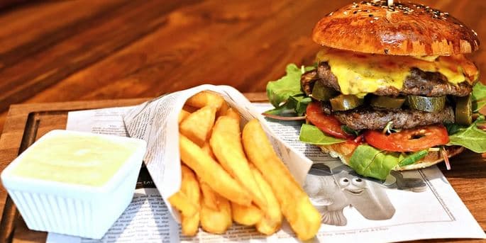 Burger podle výběru, hranolky a nápoj 
