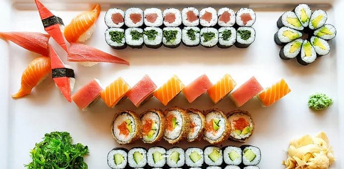60 ks sushi s lososem, tuňákem i avokádem