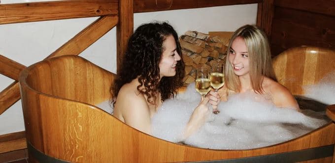 Letní osvěžující vinná lázeň s lahví Prosecca