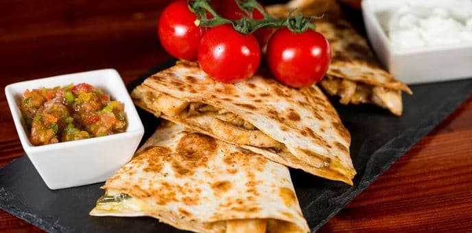 1× burger nebo quesadilla + hranolky + nápoj 