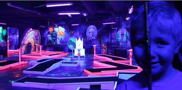 Neonový minigolf v centru Prahy