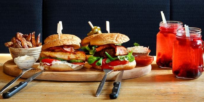 Čtyři miniburgery, hranolky, dipy a nápoje