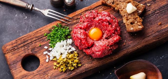 300 g namíchaného tataráku ze zadního hovězího 
