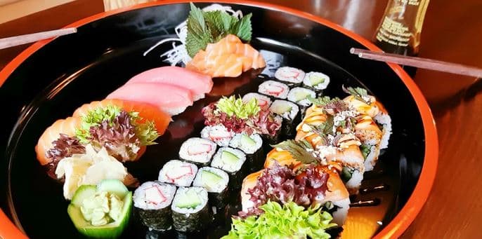 Střední sushi set (18 ks) 