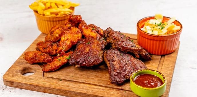 Kilo BBQ žebírek a buffalo křídel s domácí omáčkou