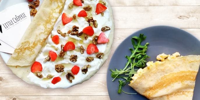 Sladká nebo slaná palačinka a mražený jogurt 