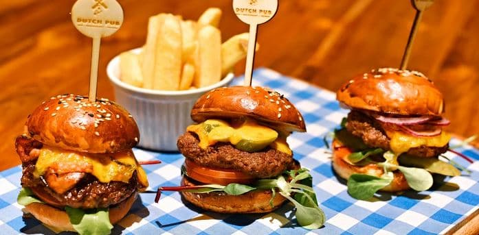 1× menu se třemi miniburgery (celkem 220 g masa)