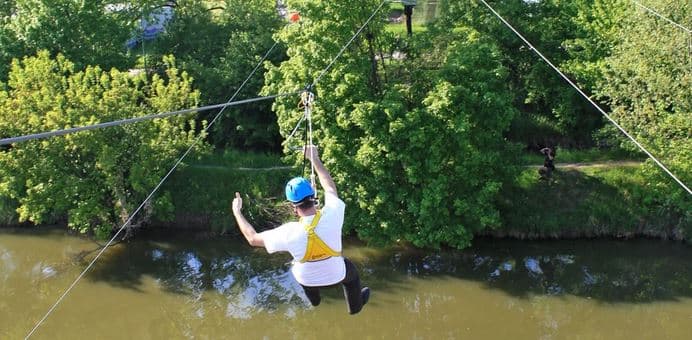 Adrenalinová jízda 60m lanovkou přes Baťův kanál