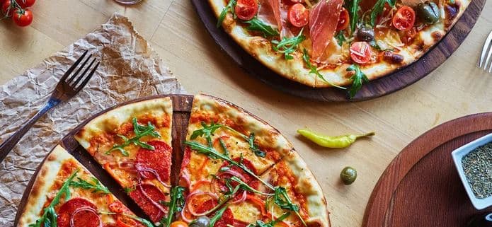 2 čerstvě nazdobené pizzy s průměrem 32 cm