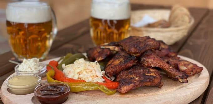 1 kg vepřových žebírek a 2× nápoj podle výběru