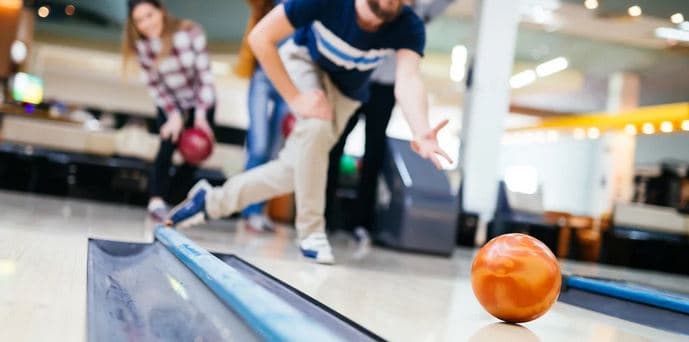 Hodina bowlingu s přáteli a 4 piva