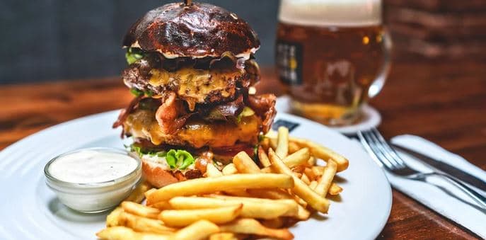 Double burger a 2 hodiny neomezené konzumace piva