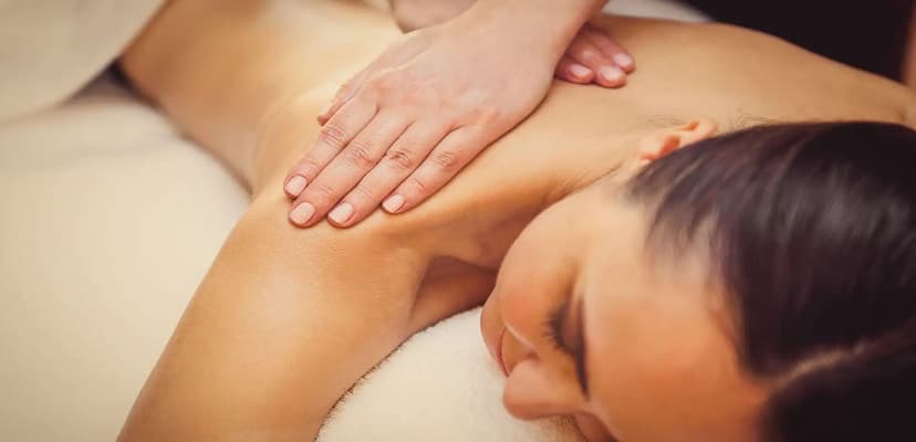 50 minut relaxační masáže zad a šíje 