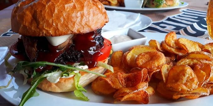Pořádný burger,domácí bramborové chipsy a tatarka 