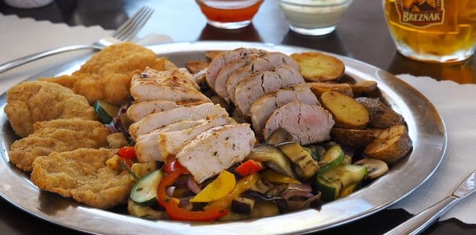 500 g masového plata s omáčkami a přílohami 