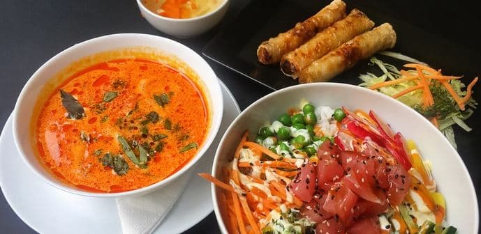 Závitky nebo polévka, poké bowl podle výběru