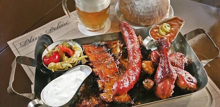 Pekáč plný 1 kg grilovaných dobrot pro 2