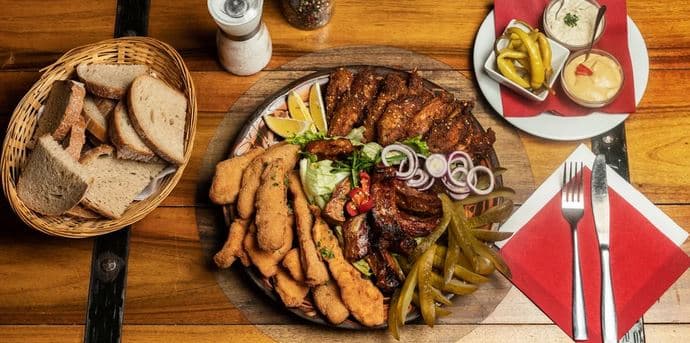 Talíř plný masa ve stylové restauraci