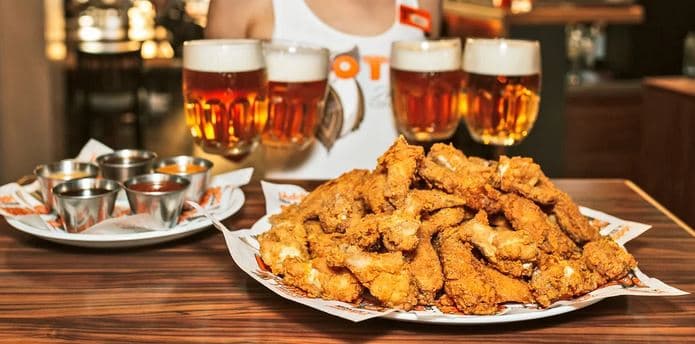 50 ks křídel/paliček a 4× pivo podle výběru 