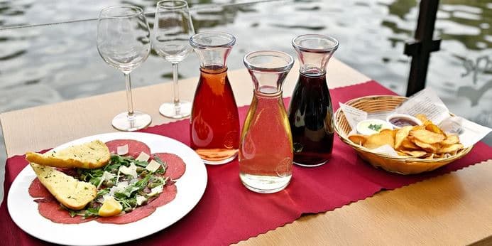 0,5 l vína, domácí chipsy a carpaccio pro 2 osoby