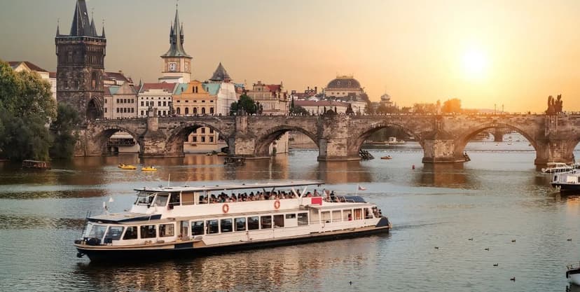 Dvouhodinová plavba po Vltavě s bohatým bufetem