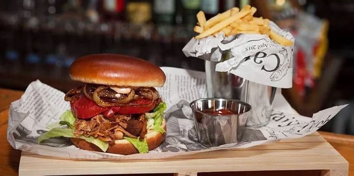 1× burger, hranolky a BBQ dresink 