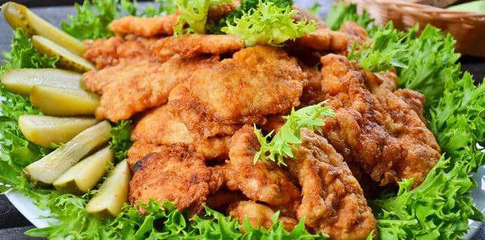 1 kg kuřecích řízků s chlebem a okurkou 