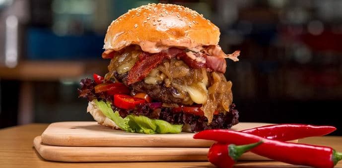 Burgerové menu s hranolky, salátem i pivem