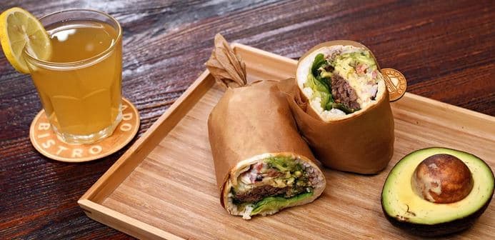 Burrito s avokádem, trhaným hovězím a jalapeño