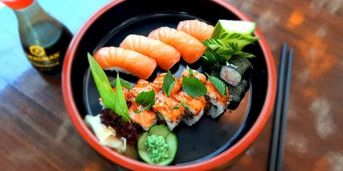 Malý set s 16 ks sushi 