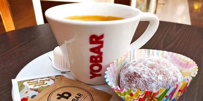 Espresso a nugátový koblížek