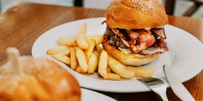 Beefburger z vyzrálého hovězího a hranolky