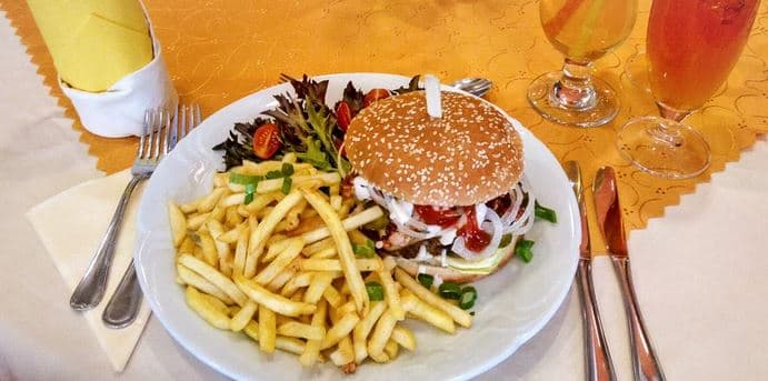 Burger podle výběru (150 g) + křupavé hranolky