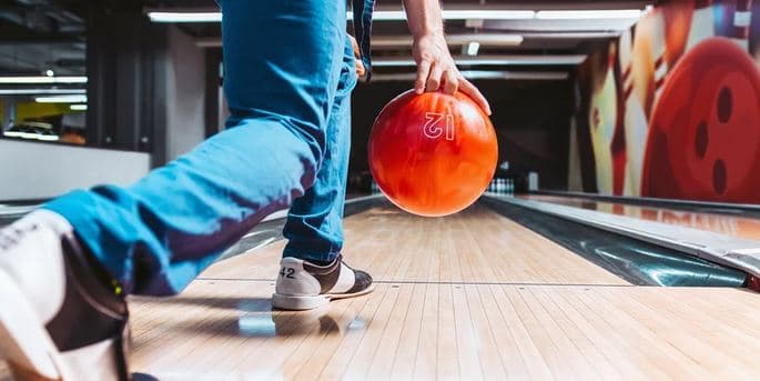Hodina bowlingu a jumbo pánev křídýlek (2 kg)
