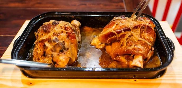 Chacharovo pečené koleno a pivo 