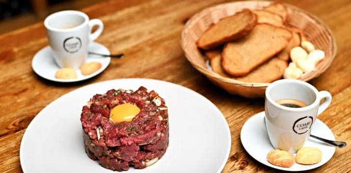 300 g tataráku, 10 topinek, 2 espressa