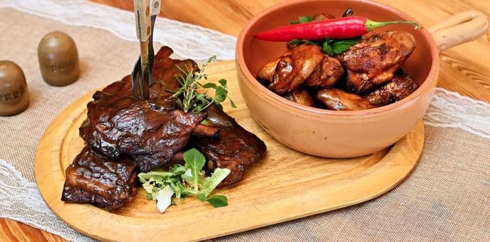 1 kg kuřecích křidýlek + 500 g uzených žeber
