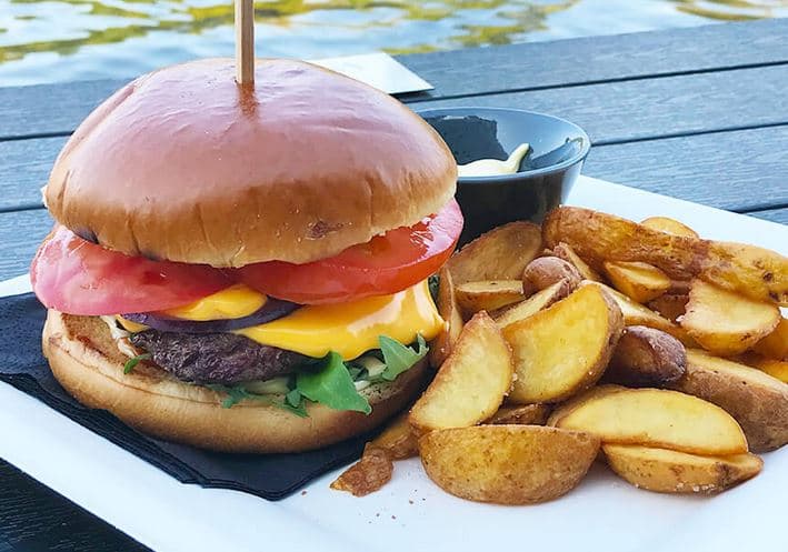 Cheeseburger plný chutí na náplavce