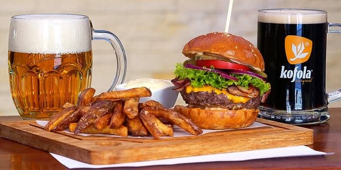 Burger s hranolky a pivo nebo kofola
